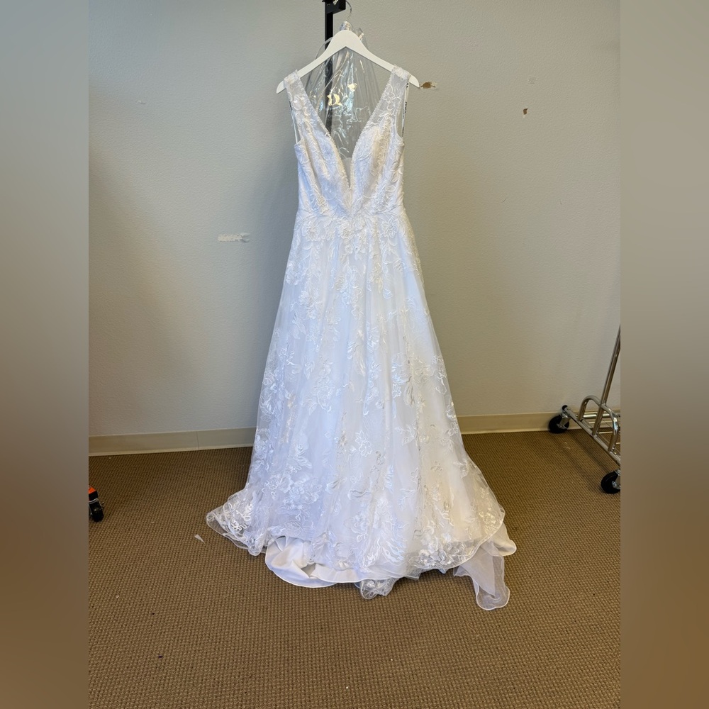 Elegant White Lace Wedding Dress MB2095